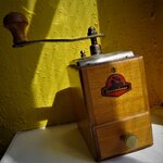 Omas alte Kaffeemühle.jpg
