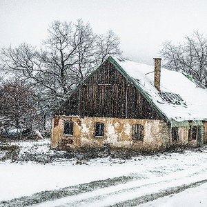 Es schneit beim alten Haus!