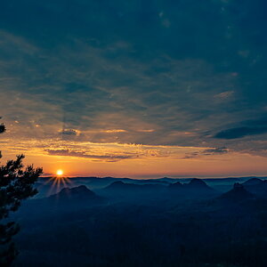 Sonnenaufgang im Elbsandsteingebirge