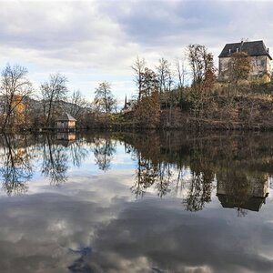Schloss Moosburg und Teich.jpg