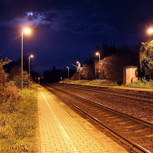 Bahngleise bei Nacht