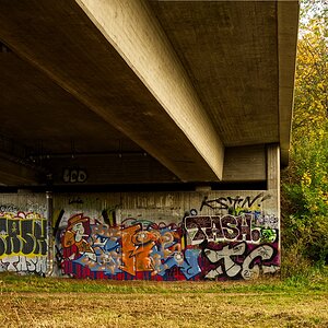 Graffiti an einem Brückenpfeiler