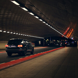 Schwarzes Auto im Tunnel