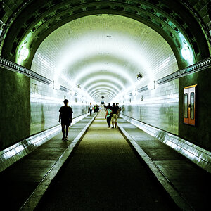 Im alten Elbtunnel