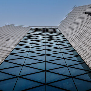 Bank > Fassade mit schwarzer Flagge