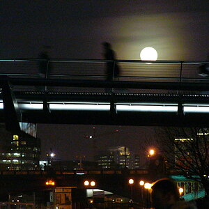 Vollmond im Hochnebel, Millenium Bridge, beschäftigte Stadt