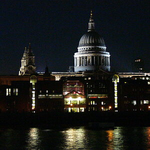 St. Paul's Cathedral spiegelt sich in der  Themse