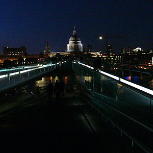 Millenium Bridge bei Nacht