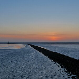 Ostfriesische Wattenküste - Buhne in Norddeich zu Beginn der Blauen Stunde