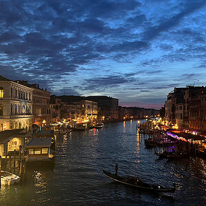 Blick von der Rialtobrücke zur blauen Stunde