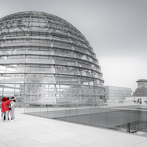 Lady in Red auf dem Reichstag mit Colorkey.jpg