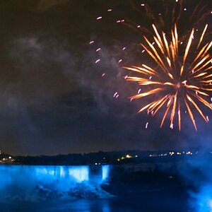Niagarafälle mit Feuerwerk