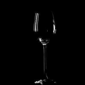 Weinglas im dunklen
