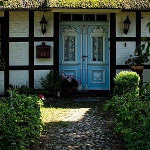 Strohdachhaus mit einer schönen Tür
