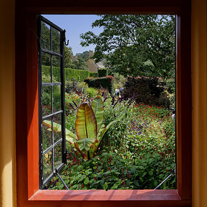 Cotswolds Hidcote Manor Gaarden Blick durch das Fenster in den Englischen Garten
