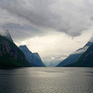 Wolken über dem Eikesdalsvatnet in Norwegen