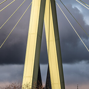 Kölner Dom hinter Severinsbrücke