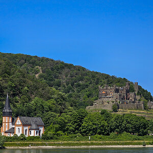 Burg Reichenstein und St. Clemens Katholische Kirche in Trechtingshausen, Rheinland-Pfalz