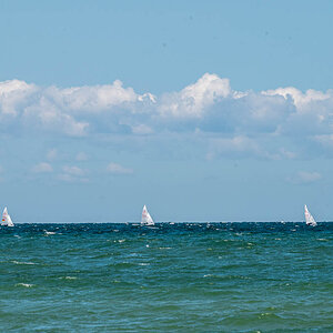 drei segeln im Wind