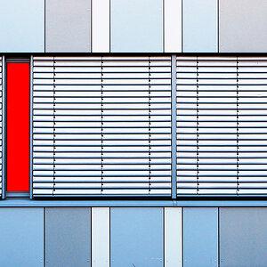 Fassade in rot und blau