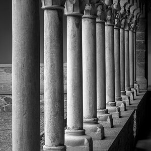 Säulenreihe im Seitenlicht