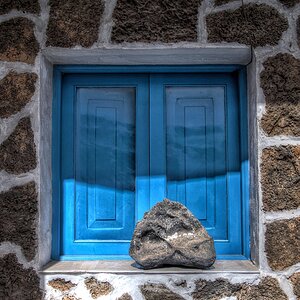 Lavastein vor blauem Fenster