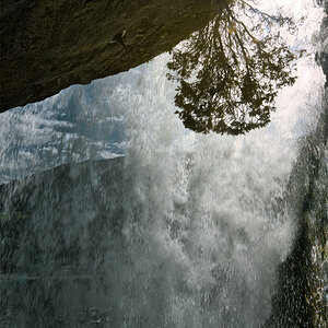 hinter dem Wasserfall