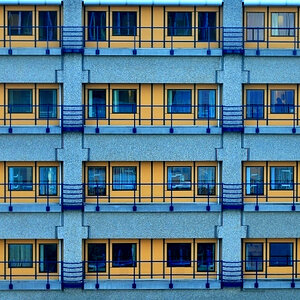 Fassade blau-gelb