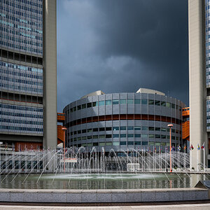 Gewitterwolken über dem Gebäudekomplex der UNO in Wien