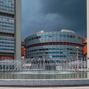 Gewitterwolken über dem Gebäudekomplex der UNO, Wien - 2