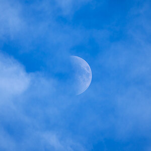 Wolken im zunehmenden Mond.