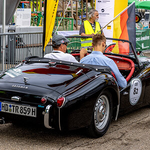 Triumph TR4 Bj. 1966 mit dem OB von Heidelberg am Steuer und Sohn als Beifahrer