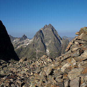 Blick zur Fasulspitze (2835m) und Patteriol (3056m) .