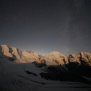 Die Milchstraße steht über dem, vom Mond beleuchteten, Festsaal der Alpen