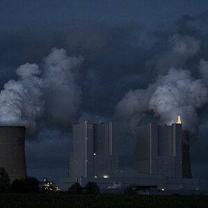 Weihnachtlich geschmücktes Kraftwerk