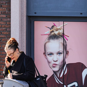 Stift in Hand und Haar