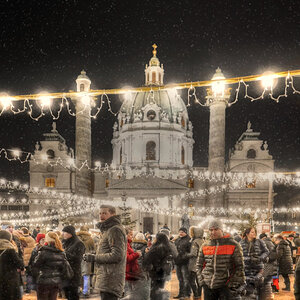 Vor der Karlskirche