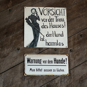 Warnung am Schlosstor
