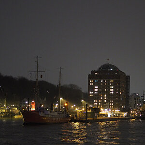 Hamburger Hafen bei Nacht