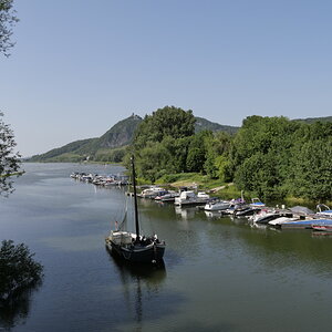 Blick über den Rhein auf den Drachenfels.