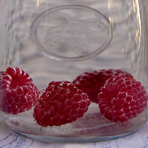 Hinter Glas