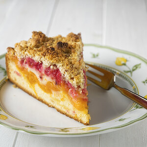 Aprikosen-Johannisbeer-Kuchen mit Mandelstreuseln