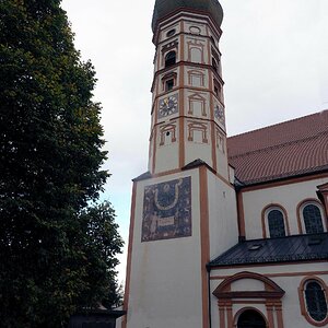 Turm der Klosterkirche Andechs mit der Sonnenuhr
