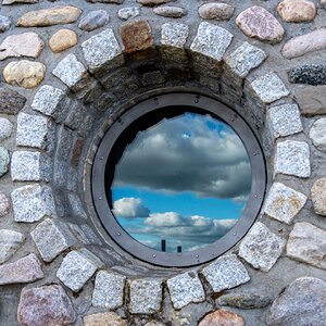 ein Bullauge in der Mauer