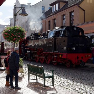 Kleine Eisenbahn fährt durch Kleinstadt