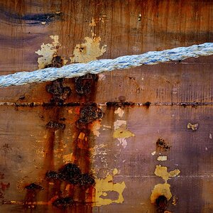 Tau vor rostiger Bordwand