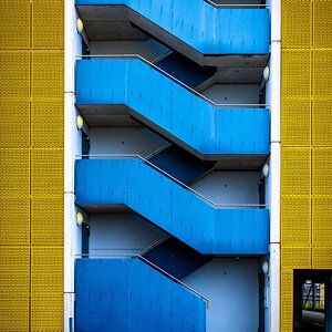 Parkhaus in Blau-Gelb