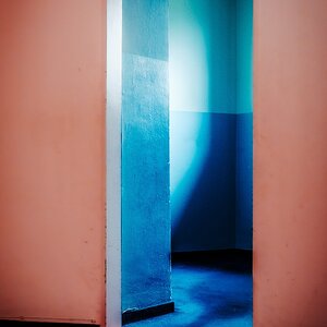 Farbkontrast im Lost Place - Kaserne Babenhausen