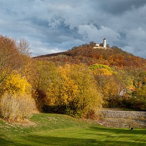 Burg Plesse über dem Herbstwald
