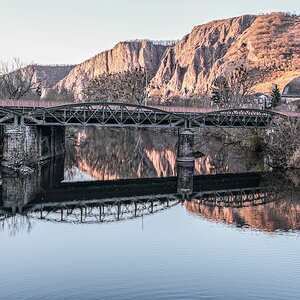 Nahe Brücke, ferner Fels